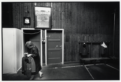 108057 Afbeelding van mevr. Van Zenderen, beheerder van de uniformen van de leden van het Koninklijk Utrechts ...